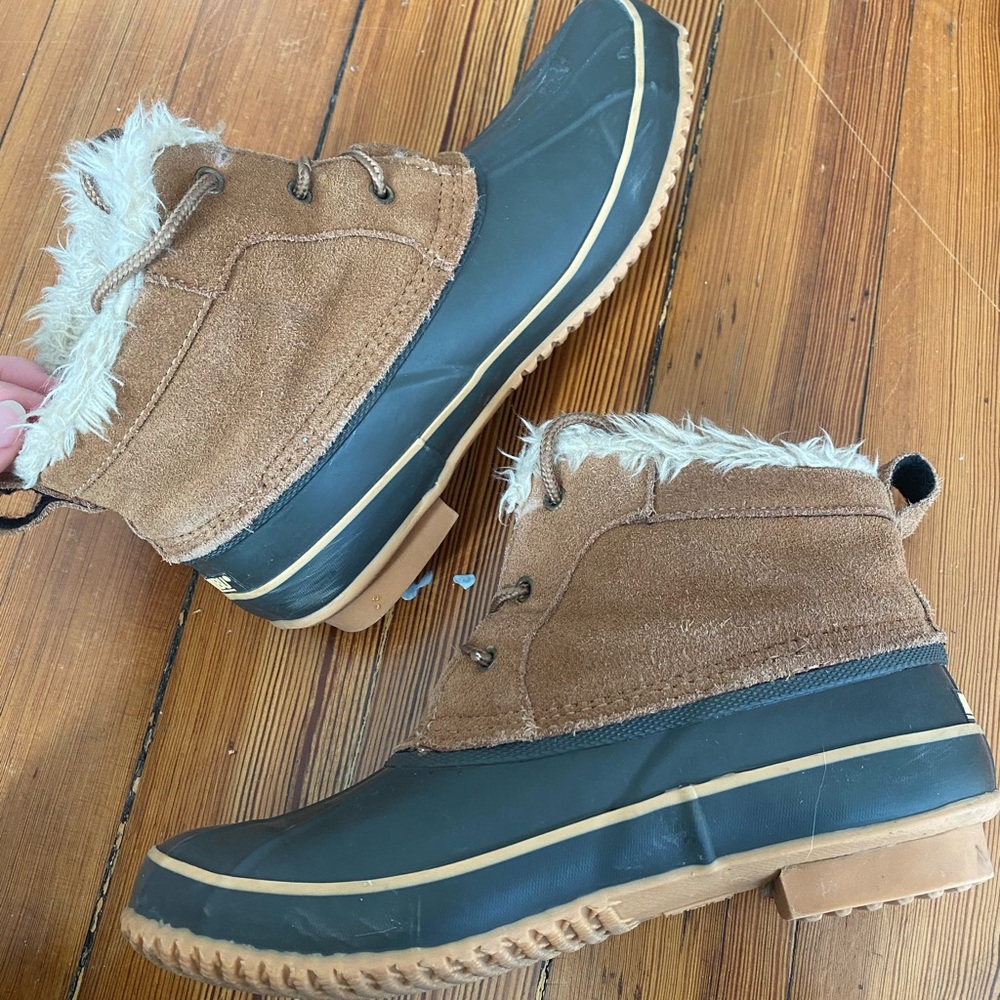 Khombu winter boots size 8